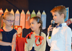 Ania, Ola K i Filip - uczniowie klasy 1b w trakcie występu