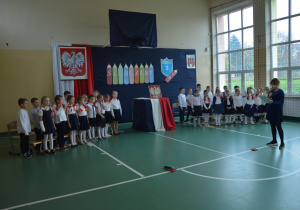 Nikola z klasy 3b w imieniu Samorządu Uczniowskiego składa uczniom klas pierwszych życzenia
