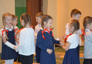 Dzieci z klasy 1a w trakcie wykonywania choreografii do piosenki