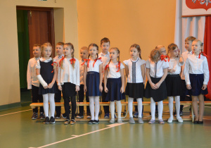 Uczniowie klasy 1a w czasie śpiewania piosenki