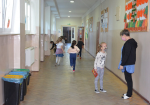 Dzieci biegały po szkolnych korytarzach w poszukiwaniu książek