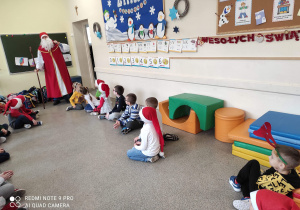 Mikołaj odwiedza dzieci zgromadzone w sali nr 1