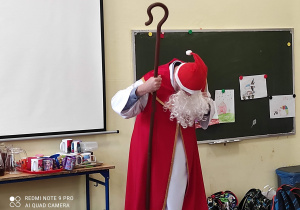 Mikołaj nie żegna się z dziećmi, lecz mówi: Do zobaczenie za rok!