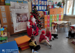 Mikołaj postanowił przedszkolakom trochę poczytać