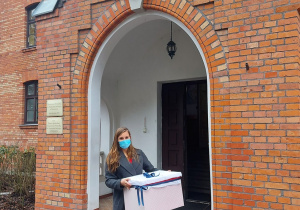 Wysłanniczka naszej szkoły z przesyłką dla warszawskich seniorów