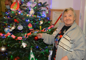 Warszawscy seniorzy ubierają choinkę ozdobami wykonanymi przez uczniów naszej szkoły