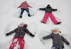 Anioły śnieżne w wykonaniu dziewczynek z klasy 1b