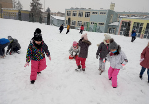 Rzucanie się śnieżkami przez dzieci z klasy 1b