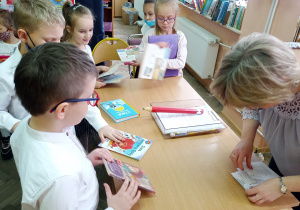 Uczniowie wypożyczają książki - na ten moment dzieci czekały z niecierpliwością