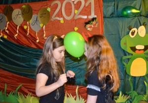 Ewa i Wiktoria w czasie zabawy z balonami