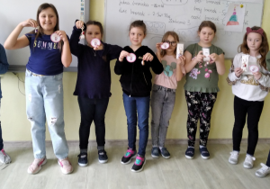 Dziewczynki z IIB z upominkami