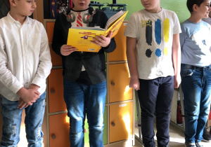 Panowie recytują dla pań