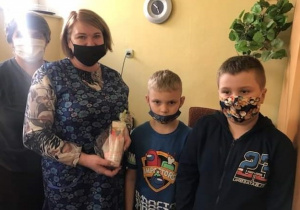 Życzenia i upominek dla pp. Joli i Małgosi