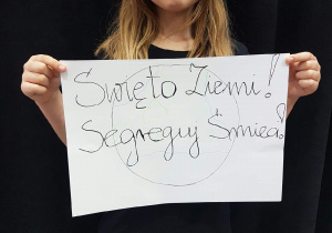 Amela prezentuje swoje hasło na Dzień Ziemi
