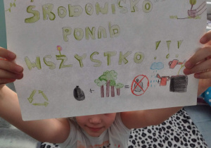 Blanka Ł. prezentuje swoje hasło na Dzień Ziemi