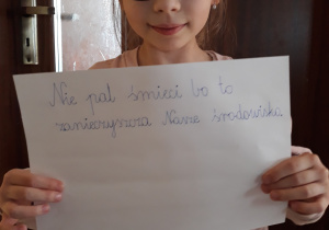Dominika prezentuje swoje hasło na Dzień Ziemi