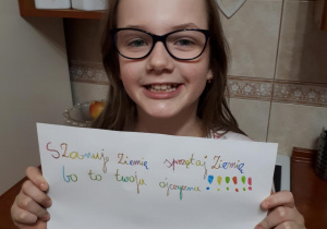 Jula T. prezentuje swoje hasło na Dzień Ziemi