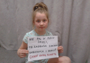 Lena prezentuje swoje hasło na Dzień Ziemi