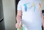 Hubert podlewa zasadzone przez siebie cebulki