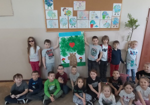 Plakat z okazji Dnia Ziemi wykonany przez dzieci z oddziału przedszkolnego