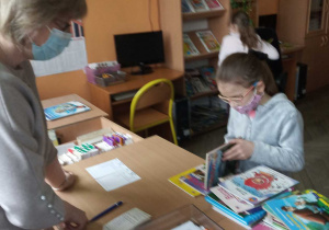 Pani bibliotekarka cierpliwie czeka, przecież wiadomo, że trzeba się trochę zastanowić....
