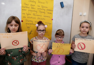 Dziewczynki z kl. 2a prezentują swoje hasła
