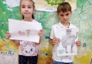 Michasia i Jasio pokazują wykonane przez siebie ilustracje