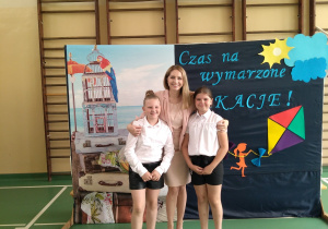 Oliwia i Marysia wraz z p. Agnieszką Kaźmierczak