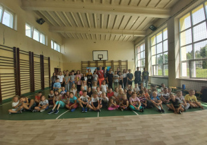 Pan Przemek z dziećmi z naszej szkoły