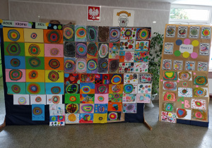 Wystawa prac uczniów klas I-III w holu szkoły