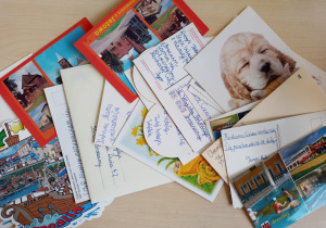 Kartki pocztowe wypisane i zaadresowane przez dzieci