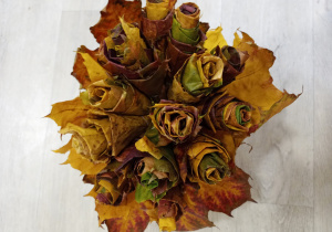 Bukiet jesiennych róż w podziękowaniu za trud codziennej pracy dla pracowników poczty