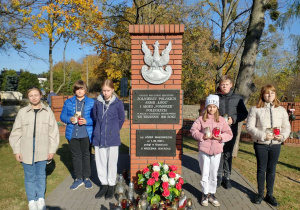 Delegacja uczniów SP3 przy pomniku poległych we wrześniu 1939r. żołnierzy