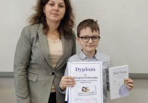 Kacper z klasy 3b odbierający nagrodę