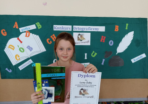 Lena z klasy 3a z nagrodą i dyplomem