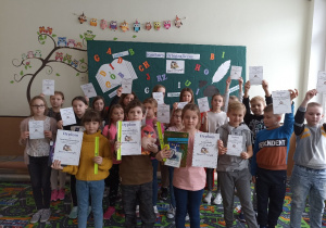 Uczniowie klasy 3a z dyplomami za udział w konkursie ortograficznym
