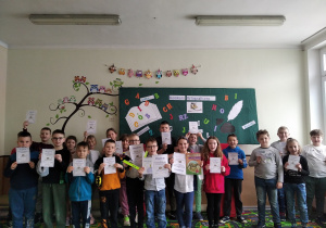 Uczniowie klasy 3b z dyplomami za udział w konkursie ortograficznym