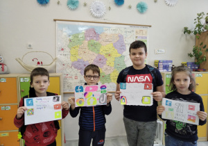 Marcin, Kacper, Hubert i Tymek z plakatami