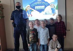 Uczniowie klasy 1A z panem policjantem