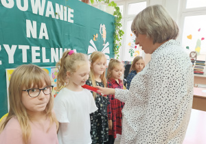 Pasowanie na czytelnika uczniów klas pierwszych