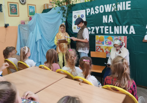 Pasowanie na czytelnika uczniów klas pierwszych