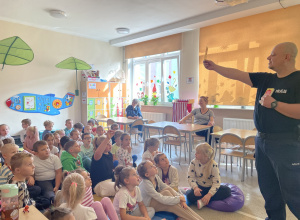 Spotkanie najmłodszych uczniów z Policjantem