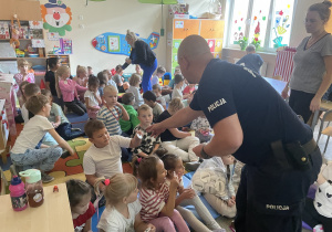 Spotkanie najmłodszych uczniów z Policjantem
