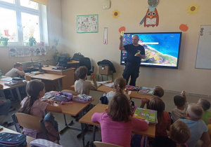 Spotkanie najmłodszych uczniów z Policjantem
