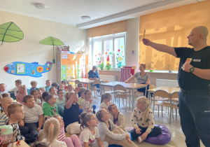 Spotkanie najmłodszych uczniów z Policjantem