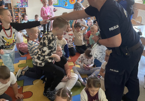 Spotkanie najmłodszych uczniów z Policjantem