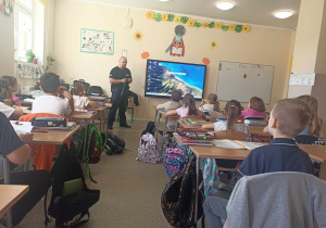 Spotkanie najmłodszych uczniów z Policjantem