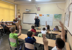 Spotkanie najmłodszych uczniów z Policjantem