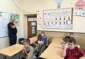 Spotkanie najmłodszych uczniów z Policjantem