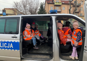 Dzieci z Oddziału Przedszkolnego odwiedziły stróżów prawa w Komendzie Powiatowej Policji w Brzezinach.